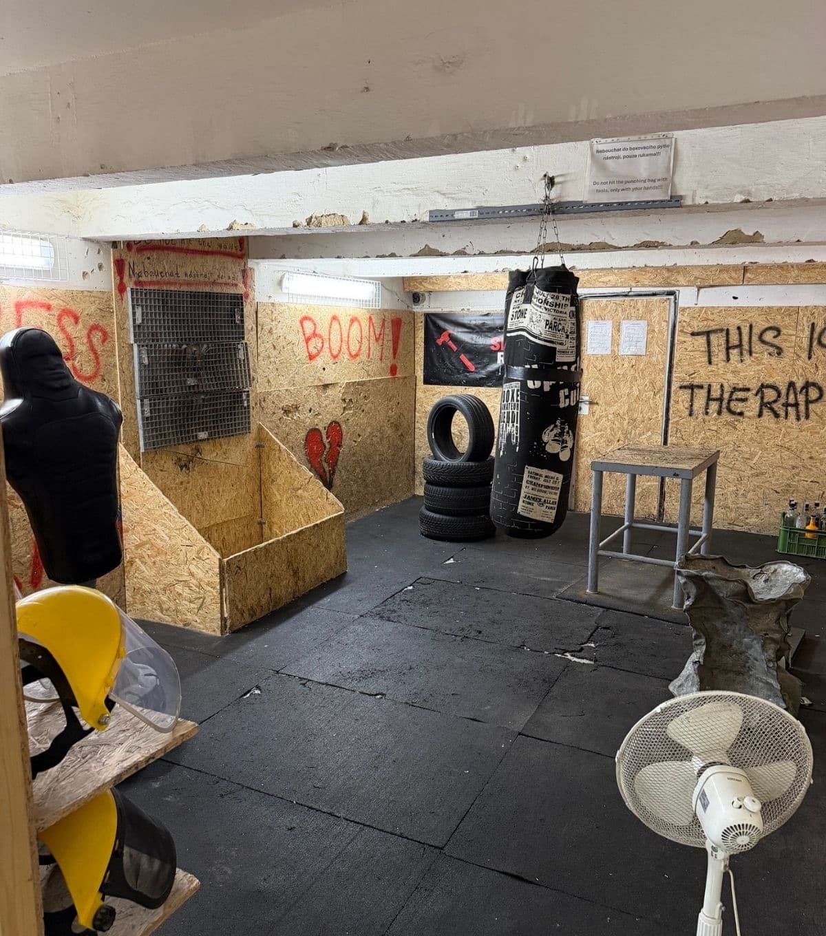 Máme také Smash Room.